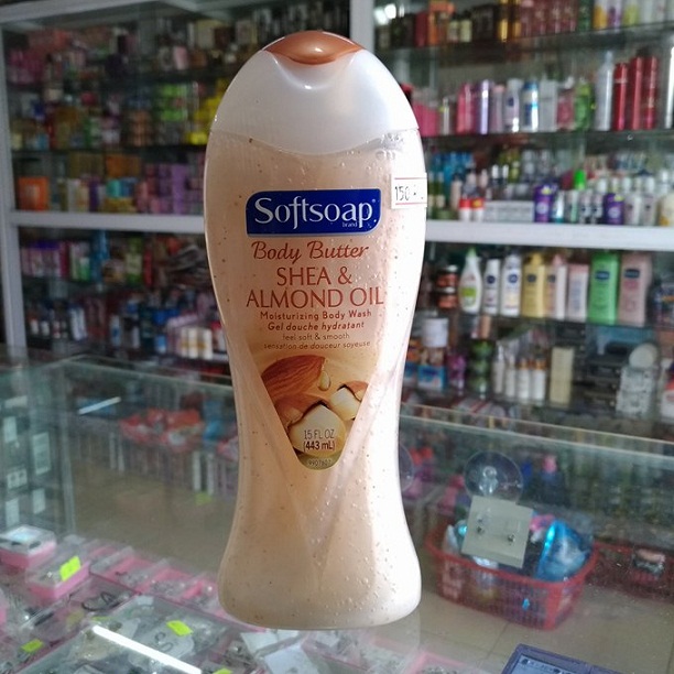 Sữa tắm Softsoap hạt massage Shea Almond Oil 443ml